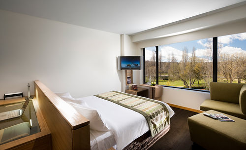 King Bed Guest Room - Crowne Plaza Canberra. Copyright Crowne Plaza Canberra.