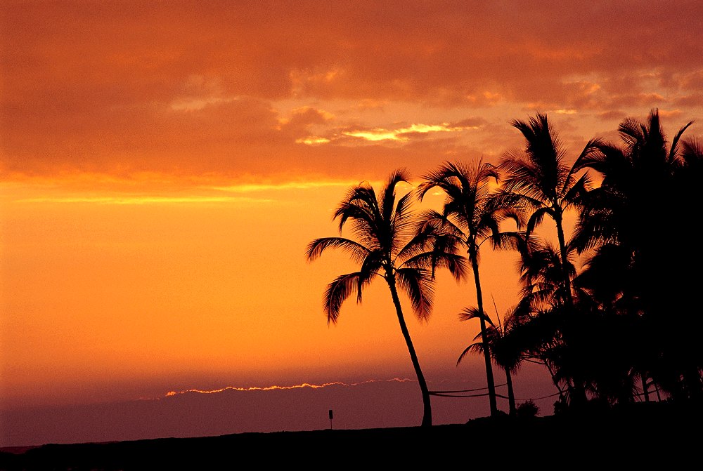 Evening view of Kailua Bay - Historic Kailua Village (Kailua-Kona). Copyright Hawaii Tourism Japan (HTJ).