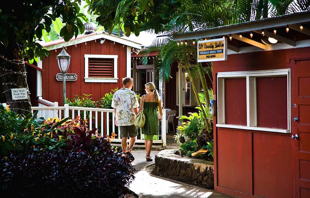 Couple Enjoying Old Koloa Town - Old Koloa Town. Copyright Hawaii Tourism Authority (HTA) / Tor Johnson.
