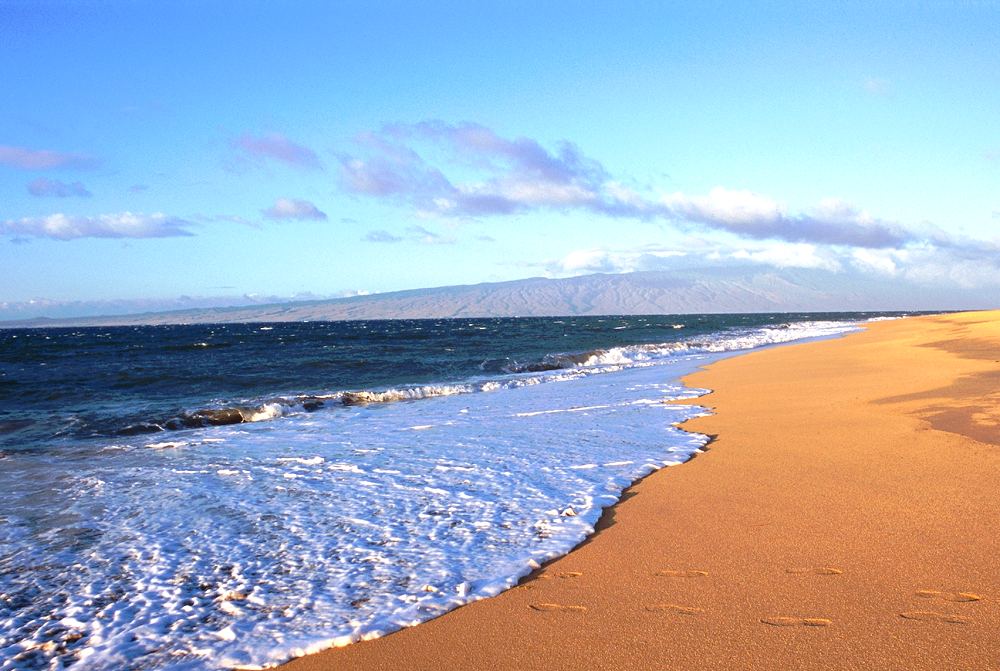 Polihua Beach - Polihua Beach. Copyright Hawaii Tourism Japan (HTJ).